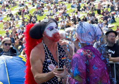 San Francisco, CA - 31 Mart 2024: Ebedi Hoşgörü Rahibeleri 'nin ev sahipliğini yaptığı 45. Yıllık Park Paskalyası' nın Kimliği Belirlenemeyen Katılımcıları.