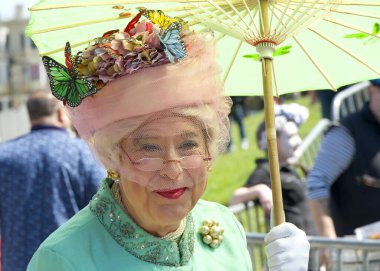 San Francisco, CA - 31 Mart 2024: Ebedi Hoşgörü Rahibeleri 'nin ev sahipliğini yaptığı 45. Yıllık Park Paskalyası' nın Kimliği Belirlenemeyen Katılımcıları.