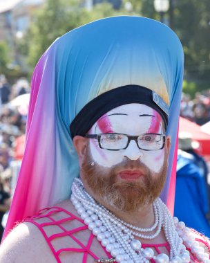 San Francisco, CA - 31 Mart 2024: Ebedi Hoşgörü Rahibeleri 'nin ev sahipliğini yaptığı 45. Yıllık Park Paskalyası' nın Kimliği Belirlenemeyen Katılımcıları.