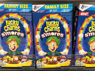 Oakland, CA - 8 Ocak 2024: General Mills marka mısır gevreği kutularına yakın çekim, S 'mores baskısı, market rafları. 