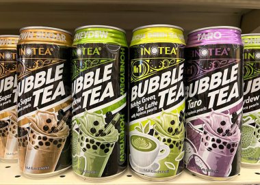 Alameda, CA - 22 Şubat 2024: İçinde INOTEA marka kabarcık çayı bulunan market rafı. Esmer Şeker, Honeydew, Macha Yeşil Çay Latte ve tapyoka incili Taro aromalı.