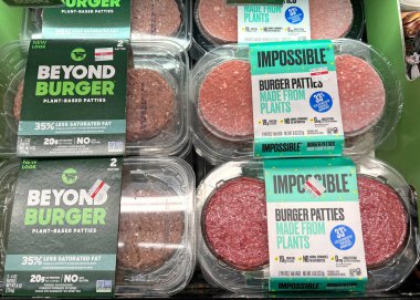 Alameda, CA - 22 Şubat 2024: Beyond ve Impossible Burger markalı patatesli market buzdolabı bölümü. Bitki bazlı proteinler hayvan bazlı proteinler kadar sağlıklı olabilir..