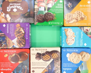 Alameda, CA - 23 Şubat 2024: Geleneksel İzci Kız Kurabiye kutularının üzerinde aromalar görünüyor, ortada yeşil arka plan kutusu var.