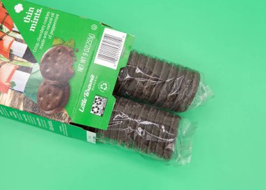 Alameda, CA - 29 Şubat 2024: Bir kutu Küçük Brownie Baker marka izci kız kurabiyesi. Parlak yeşil arka planda kutudan bir tepsi kurabiye çıkarıldı. Yukarıdan görüntüle.