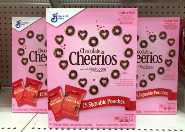 Alameda, CA - 2 Ocak 2022: İçi General Mills marka çikolatalı Cheerios dolu market rafı, Sevgililer Günü hediyesi olarak 15 tane imzalanabilir çanta.