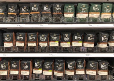 Alameda, CA - 1 Ocak 2022: Peet 'in markalı kahve öğütücüsü ve çeşitli aromalı fasulye dolu market rafları.