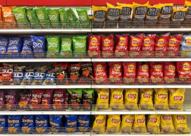 Alameda, CA - 2 Ocak 2022: İçinde cips, çeşitli marka ve aromalar bulunan market rafları.