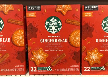 Alameda, CA - 2 Ocak 2022: İçinde Starbucks marka K-cup ve zencefilli kahve bulunan market rafı. Sınırlı sürüm.