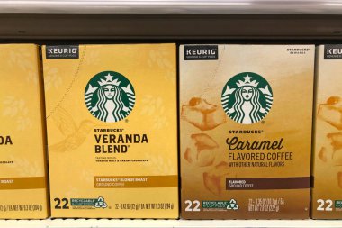 Alameda, CA - 2 Ocak 2022: İçinde Starbucks marka K-Cups, Veranda marka tost makineleri ve Karamel aromalı fırın çikolatası bulunan market rafı
