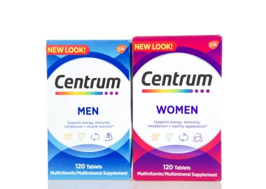 Alameda, CA - 3 Ocak 2022: gsk Centrum marka multivitaminler. Erkek ve Kadın formülasyonları kutuları yan yana, beyazlar üzerinde izole..