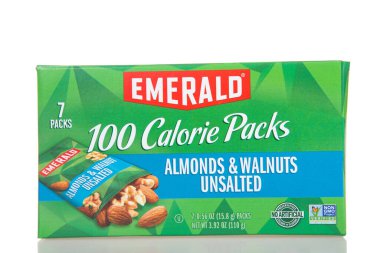 Alameda, CA - 3 Ocak 2022: Bir kutu Emerald marka beyaz üzerine izole edilmiş 100 kalori paketi tuzsuz badem ve ceviz..