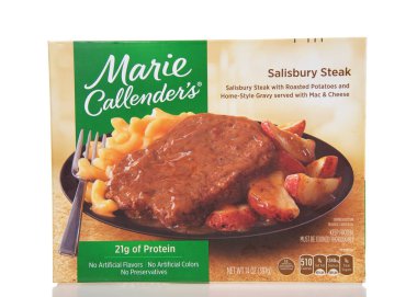 Alameda, CA - 7 Ocak 2022: Marie Callender 'ın Donmuş Markası Salisbury bifteğini patates, makarna ve peynirle ısıtmaya hazır. Beyazda izole edilmiş.