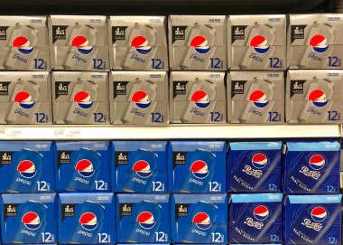 Alameda, CA - 15 Ocak 2022: Diyet ve normal Pepsi sodalarıyla dolu market rafları. Soda satışlarındaki ani artıştan ve teneke kutularda alüminyum eksikliğinden dolayı.