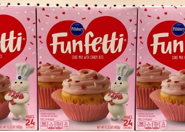 Alameda, CA - 15 Ocak 2022: Pillsbury marka kek karışımı kutularla dolu market rafı, Fun-Fetti. Sevgililer Günü teması. Çilekli kek aromalı..