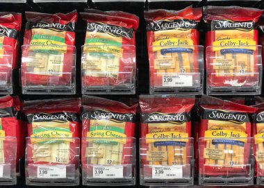 Riverside, CA - 28 Ocak 2022: Sargento marka tel peynirli ve Colby Jack peynirli buzdolabı bölümü. Harika atıştırmalıklar.