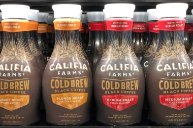 Alameda, CA - 1 Şubat 2022: Califia Farms marka Cold Brew Coffee şişeleriyle market rafı. Sarışın rosto ve orta pişmiş sade kahve..