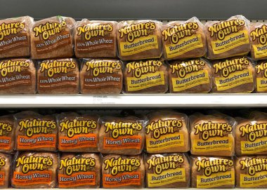 Alameda, CA - 1 Şubat 2022: Doğanın Kendi Ekmekleri ile dolu market rafları. Tam buğday, bal buğday ve tereyağlı ekmek..