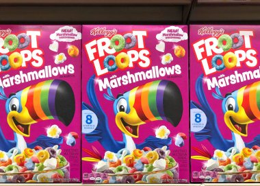Alameda, CA - 1 Şubat 2022: Kellogg 'un Marshmallow' lu Fruit Loops gevreğiyle market rafı. Popüler çocuk kahvaltı gevreği..