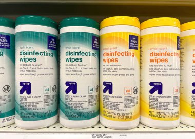 Alameda, CA - 14 Şubat 2022: Market rafı ve yüksek marka dezenfekte mendilleri. Taze Koku ve Limon Kokulu.