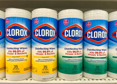 Alameda, CA - 14 Şubat 2022: Bakkal rafında ev temizliği için Clorox marka antibakteriyel mendiller.
