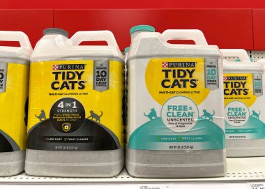 Alameda, CA - 14 Şubat 2022: Tidy Cats marka kedi kumu kutularıyla dolu market rafı. 1 'de 4 güçlü toz yığını.