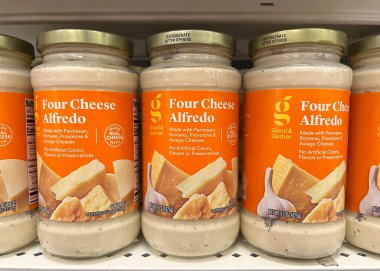 Alameda, CA - 14 Şubat 2022: Market rafı ve içinde Good and Gather marka makarna sosu bulunan market rafı, Dört Peynirli Alfredo