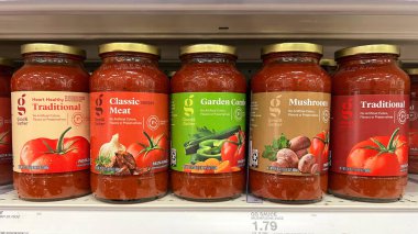 Alameda, CA - 14 Şubat 2022: Çeşitli aromalı markalı makarna soslarıyla dolu market rafı.