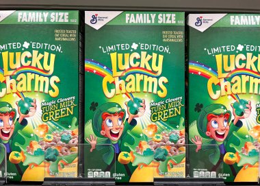 Alameda, CA - 3 Mart 2022: Saint Patrick Günü için sınırlı sayıda üretilen General Mills marka Lucky Charms kutularıyla market rafı.