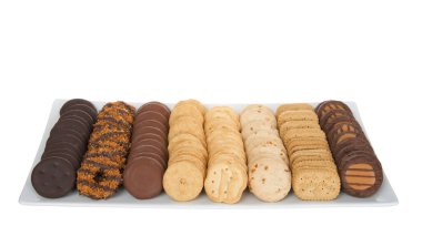 Alameda, CA - 24 Şubat 2022: Küçük Brownie Fırıncıları tarafından yapılan sekiz popüler ve yeni izci kız kurabiyeli beyaz dikdörtgen tabak. Kız izci kurabiye satışları sırasında her yıl kullanılabilir, beyazda izole edilmiş.