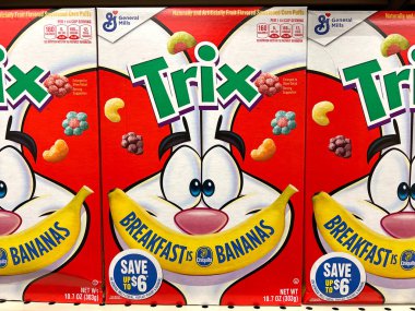 Alameda, CA - 07 Mart 2022: General Mills marka mısır gevreği kutularıyla market rafı, Trix. Kahvaltı muz temasıdır.