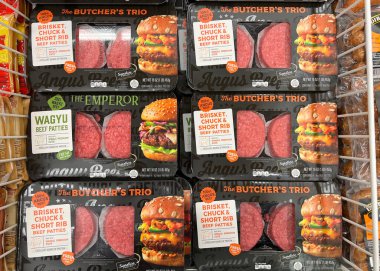Alameda, CA - 21 Nisan 2022: Hamburger köfteli market buzdolabı bölümü. İmparator WAGYU ve Kasap Üçlüsü, Chuck ve Short kaburga köfteleri..