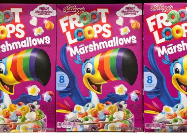 Alameda, CA - 21 Nisan 2022: Kellogg 'un Marshmallow' lu Fruit Loops gevreğiyle market rafı. Popüler çocuk kahvaltı gevreği..
