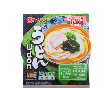 Alameda, CA - 19 Mayıs 2022: MYOJO markası Otantik Japon Stili Premium UDON Noodles, Orijinal Flavor. Beyazda izole edilmiş