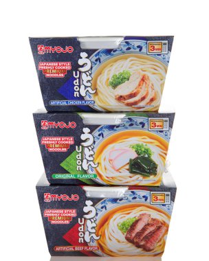 Alameda, CA - 19 Mayıs 2022: MYOJO markası Otantik Japon Style UDON Noodles, Tavuk, orijinal ve sığır eti aromalı. Üst üste yığılmış, beyaz üzerine izole edilmiş..