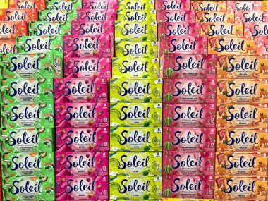 Alameda, CA - 25 Mayıs 2022: Soleil marka meyve aromalı çeşitli aromalı soda kutularıyla market vitrinleri.