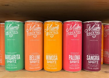 Oakland, CA - 1 Temmuz 2022: Miami Cocktail Co alkollü içeceklerle dolu market rafı. Margarita, Bellina, Mimosa, Paloma ve Sangria.