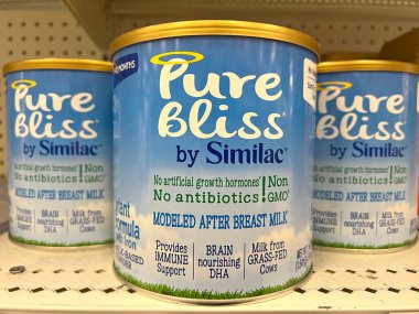 Alameda, CA - 24 Temmuz 2022: Similac 'ın Saf Saf Mutluluk bebek formülü içeren market rafı. Anne sütünden esinlenilmiş.