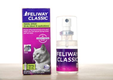 Alameda, CA - 27 Temmuz 2022: Feliway marka seyahat boyut spreyi. Uygunsuz kedi davranışlarını kontrol etmeye yardımcı olur. Ceva 'nın reçeteli markası. Tahta masada, beyaz üzerinde izole..