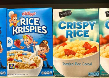 Alameda, CA - 01 Ağustos 2022: Kellogg 's marka Rice Krispies kutularının olduğu market rafı İmza' nın yanında jenerik kızarmış pirinç gevrekleri seçin.