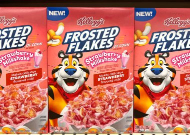Alameda, CA - 01 Ağustos 2022: Kellog 'un mısır gevreği kutularının olduğu market rafı, Frosted Flakes. Yeni Çilek Karışımı aroması.