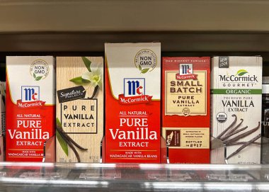 Alameda, CA - 5 Ağustos 2022: Çeşitli şişe saf vanilya özü içeren market rafı. McCormick 's ve İmza Markaları Seç.