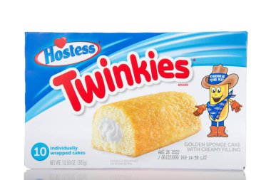 Alameda, CA - 8 Ağustos 2022: 13.58 ons kutu Hostess marka Twinkies. Ayrı ayrı 10 Kek. Kremalı Altın Sünger Keki. Masada yansıması olan beyaz üzerine izole edilmiş.