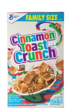 Alameda, CA - 8 Ağustos 2022: Bir kutu General Mills marka Tarçınlı Tost Gevreği, beyaz üzerine izole edilmiş. Aile boyu kutu.