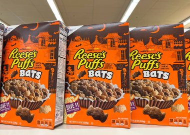 Alameda, CA - 27 Ağustos 2022: Cadılar Bayramı için Yarasa şekilli Reese 's Puff gevreği, Tatlı ve Çıtır Mısır gevreği markalı market rafı. Özel tatil baskısı.