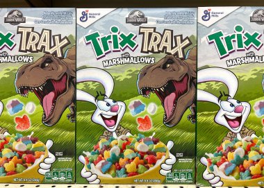 Alameda, CA - 19 Ağustos 2022: İçinde General Mills marka mısır gevreği bulunan market rafı, Trix Trax. Yeni Dinozor temalı kahvaltı gevreği.