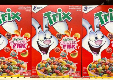 Alameda, CA - 19 Ağustos 2022: General Mills marka mısır gevreği kutularıyla dolu market rafı. Aptal Tavşan Süt Pembesi Temasına Döndü.