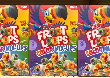 Alameda, CA - 19 Ağustos 2022: Kellogg 's marka Fruit Loops gevreği, New Color Mix-up' lı market rafı. Popüler çocuk kahvaltı gevreği..