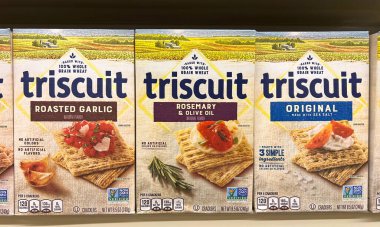 Alameda, CA - 27 Ağustos 2022: Triscuit marka krakerlerle dolu market rafı. Kavrulmuş sarımsak, biberiye ve zeytinyağı. Popüler sağlıklı atıştırmalıklar..