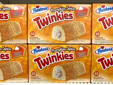 Alameda, CA - 3 Eylül 2022: Hostess marka Twinkies, tatil balkabağı aromalı market rafı. 