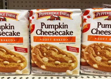 Alameda, CA - 3 Eylül 2022: Pepperidge Farm Milano Soft Cookies 'in market rafları. Sınırlı sayıda üretilmiş balkabağı peynirli kek aromalı..